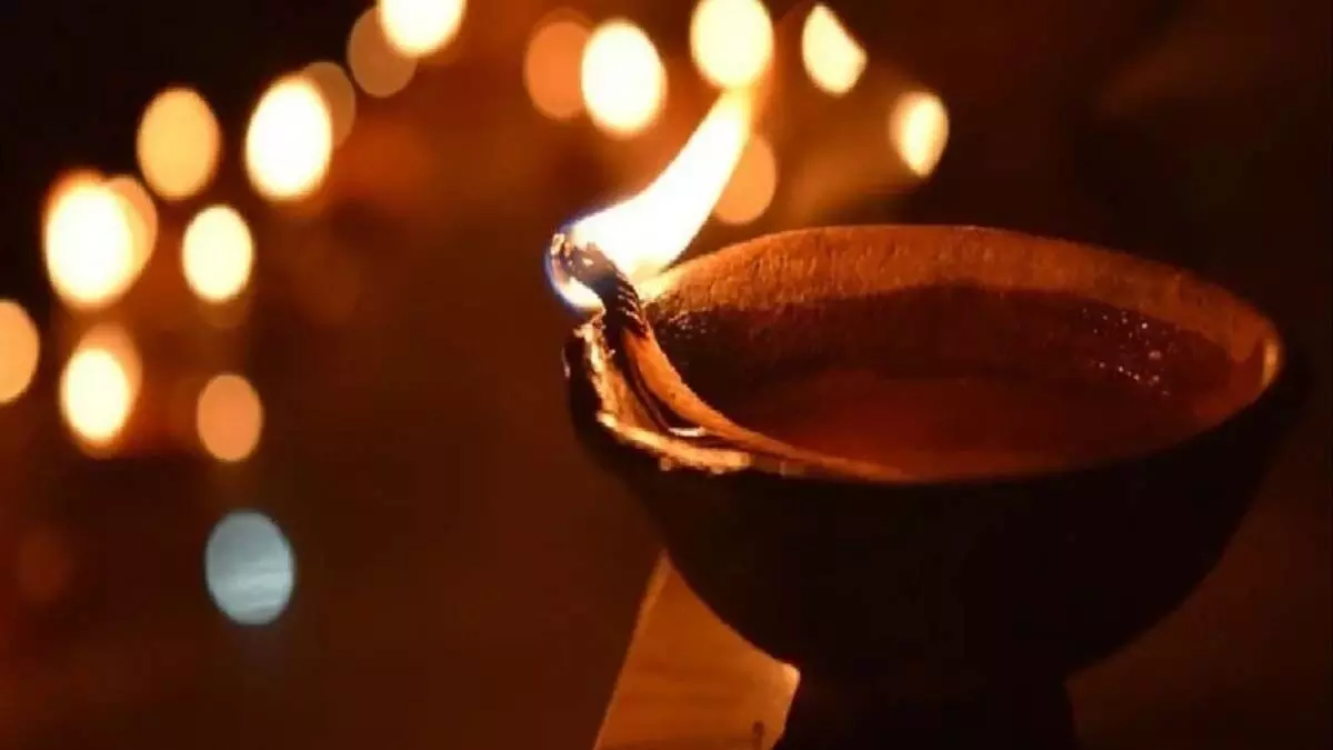Vastu Tips: शाम को दीपक के तेल में मिलाकर लगाएं ये चीजें, चमकेगी किस्मत