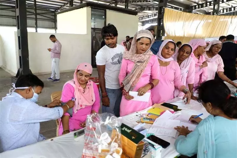 Chandigarh: सफाई कर्मचारियों के लिए स्वास्थ्य जांच शिविर का आयोजन