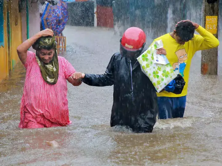 Monsoon rains: अधिक नुकसान का खतरा, बढ़ती गंगा से बरौना गांव की सुरक्षा