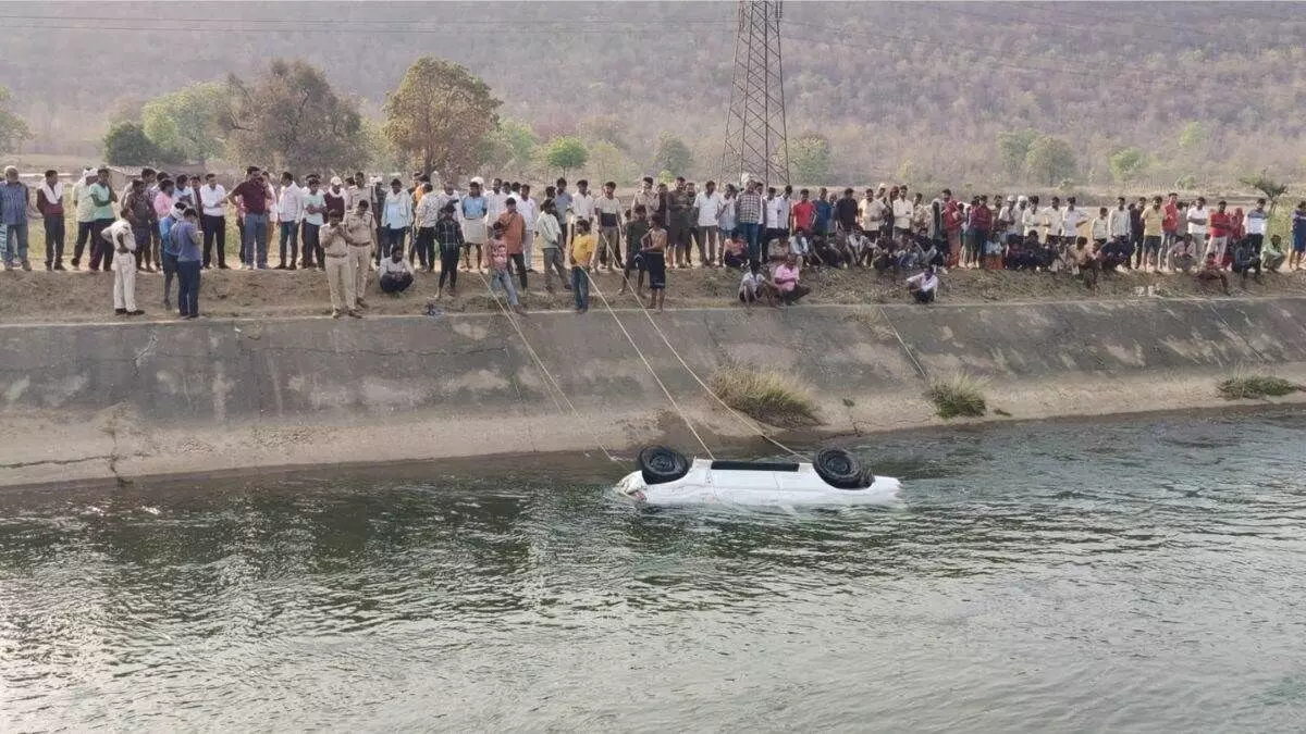 Hardoi : अनियंत्रित कार नहर में गिरी, युवक की बची  जान