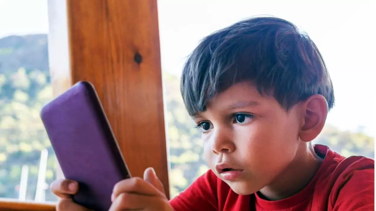 Parenting: बच्चों को बिगाड़ रही है मोबाइल की लत तो ऐसे करें सुधार
