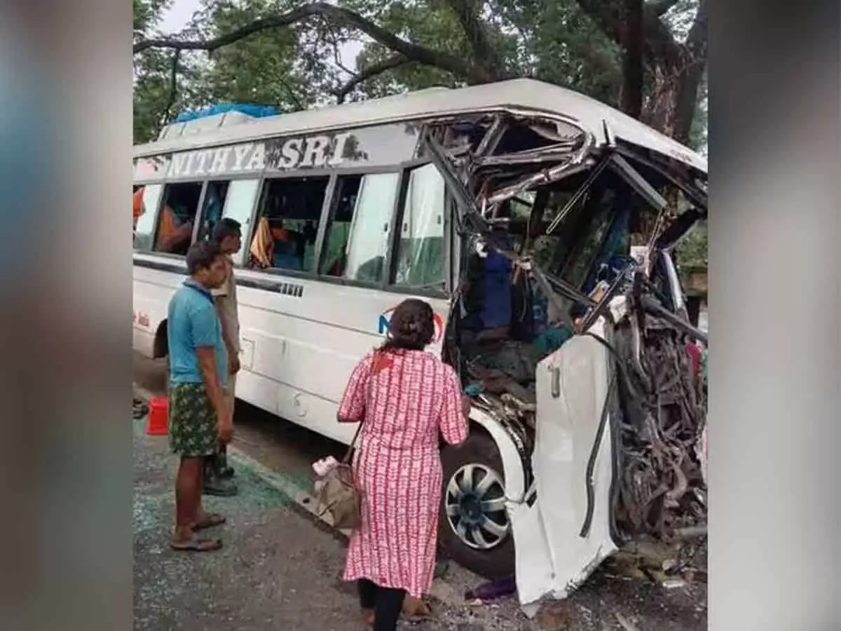 Hyderabad  से तीर्थयात्रियों को लेकर जा रही बस के ट्रक से टकराने से 3 लोगों की मौत, 14 घायल