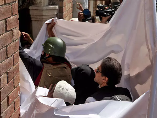 Pakistan court ने इद्दत मामले में इमरान खान, बुशरा बीबी की सजा को पलट दिया