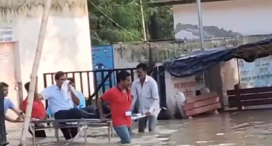 Video viral: घुटने भर पानी से प्रिंसिपल का रेस्क्यू, भारी बारिश के बीच फंस गए थे मेडिकल कॉलेज में
