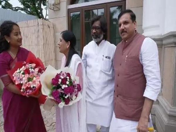Sunita Kejriwal, आप सांसद संजय सिंह ने सीएम सोरेन और उनकी पत्नी से मुलाकात की