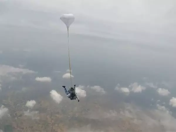 World Skydiving Day: पर्यटन मंत्री ने हरियाणा के नारनौल में स्काईडाइविंग की