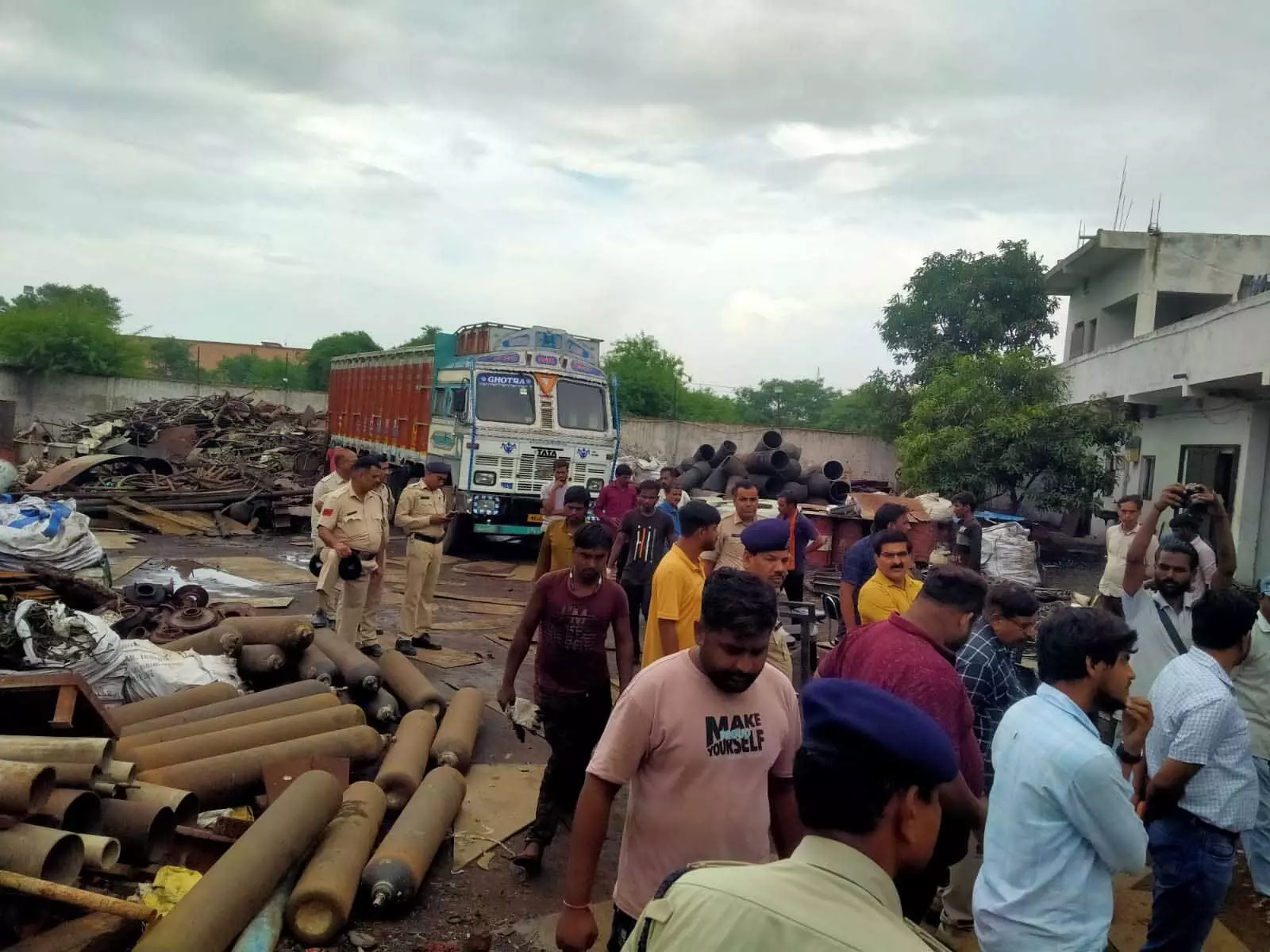 रायपुर में कबाड़ियों पर कार्रवाई, आधा दर्जन से अधिक अवैध यार्ड सील