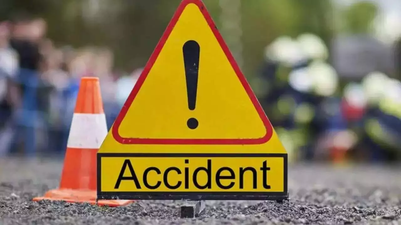 Accident: बेकाबू होकर पेड़ से टकराई कार, तीन की मौत