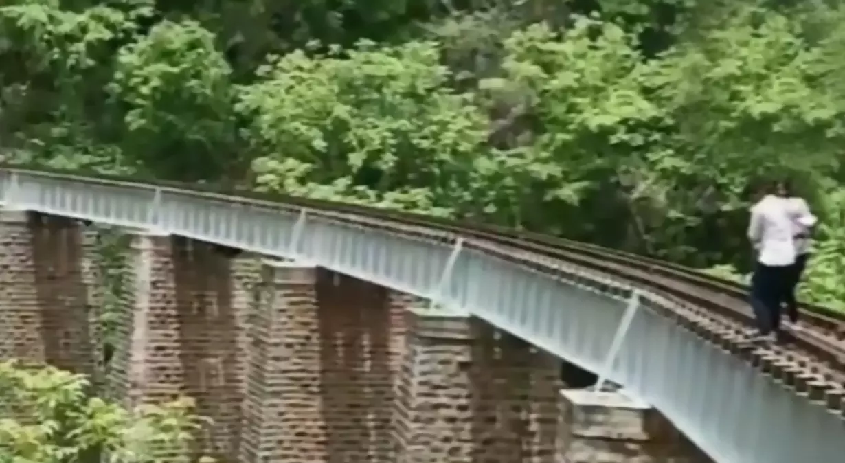 Photoshoot On Railway Track: रेलवे पुल पर दपंति ने किया फोटोशूट, ट्रेन देख खाई में लगाई छलांग
