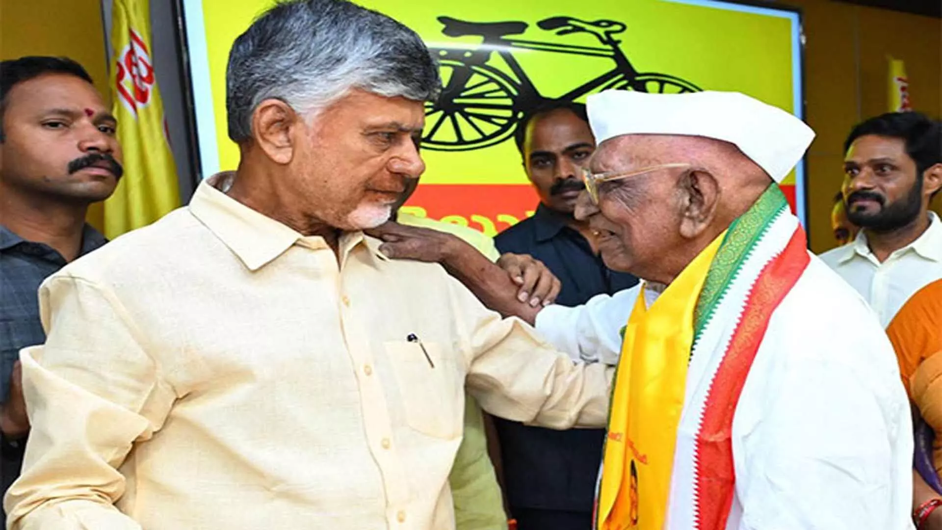 CM नायडू को अपील सौंपने के लिए लोग TDP कार्यालय पर एकत्र हुए