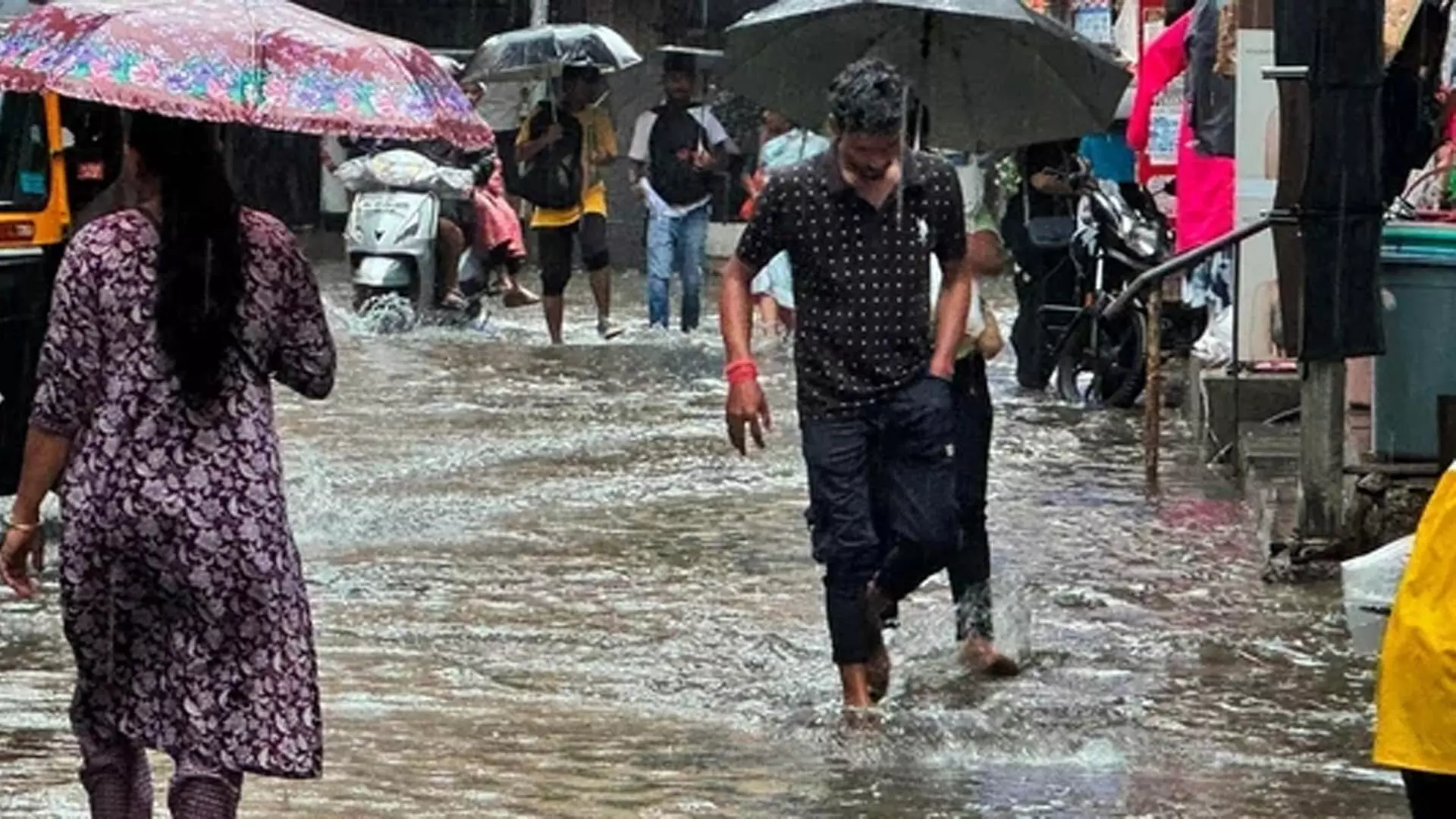 Mumbai Weather:  मुंबई में भारी बारिश से लोग परेशान