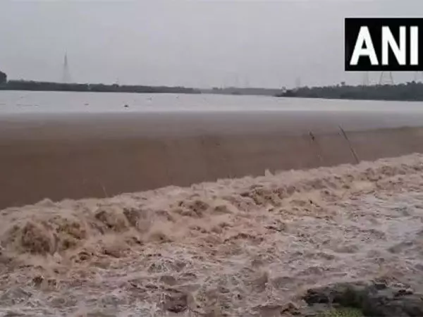 Gujarat: भारी बारिश के कारण मधुबन बांध में जलस्तर बढ़ा, वलसाड में राष्ट्रीय राजमार्ग पर बाढ़