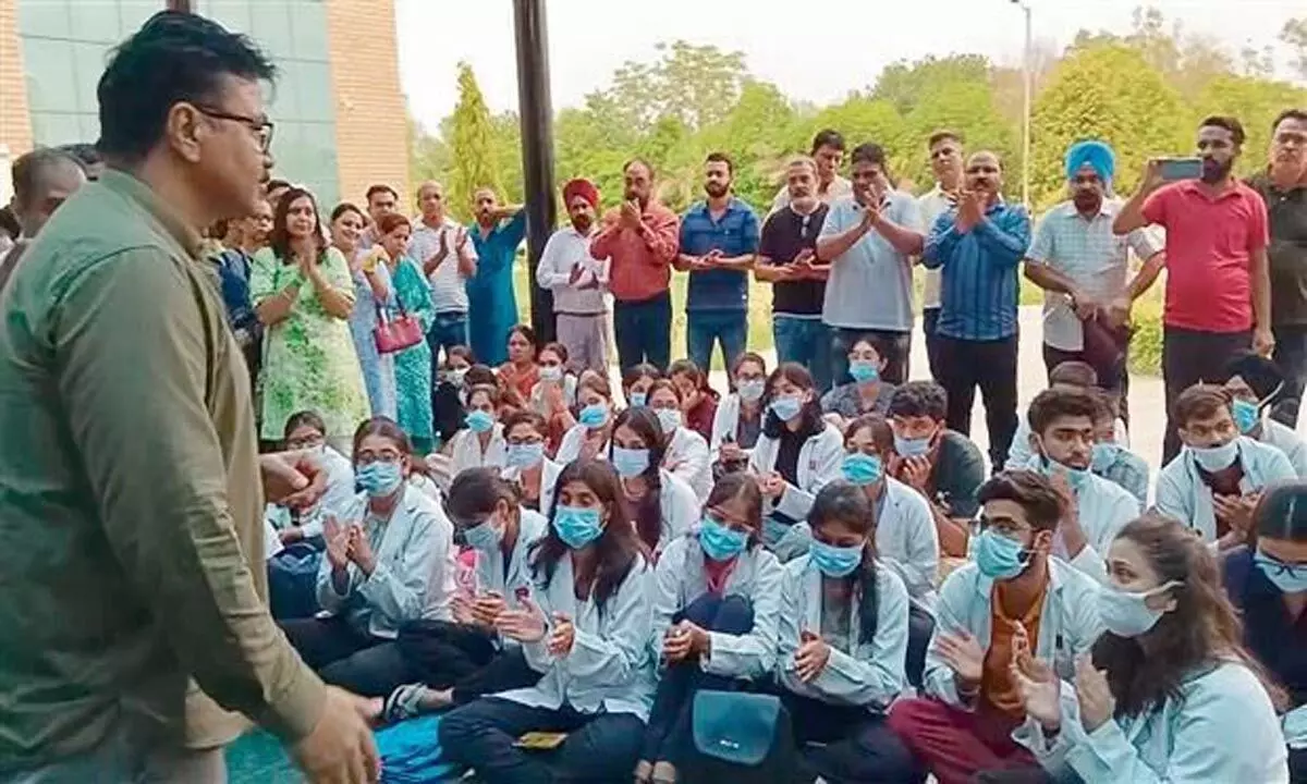 PUNJAB NEWS: चिंतपूर्णी कॉलेज के छात्रों ने खराब शिक्षण और बुनियादी ढांचे के खिलाफ किया प्रदर्शन