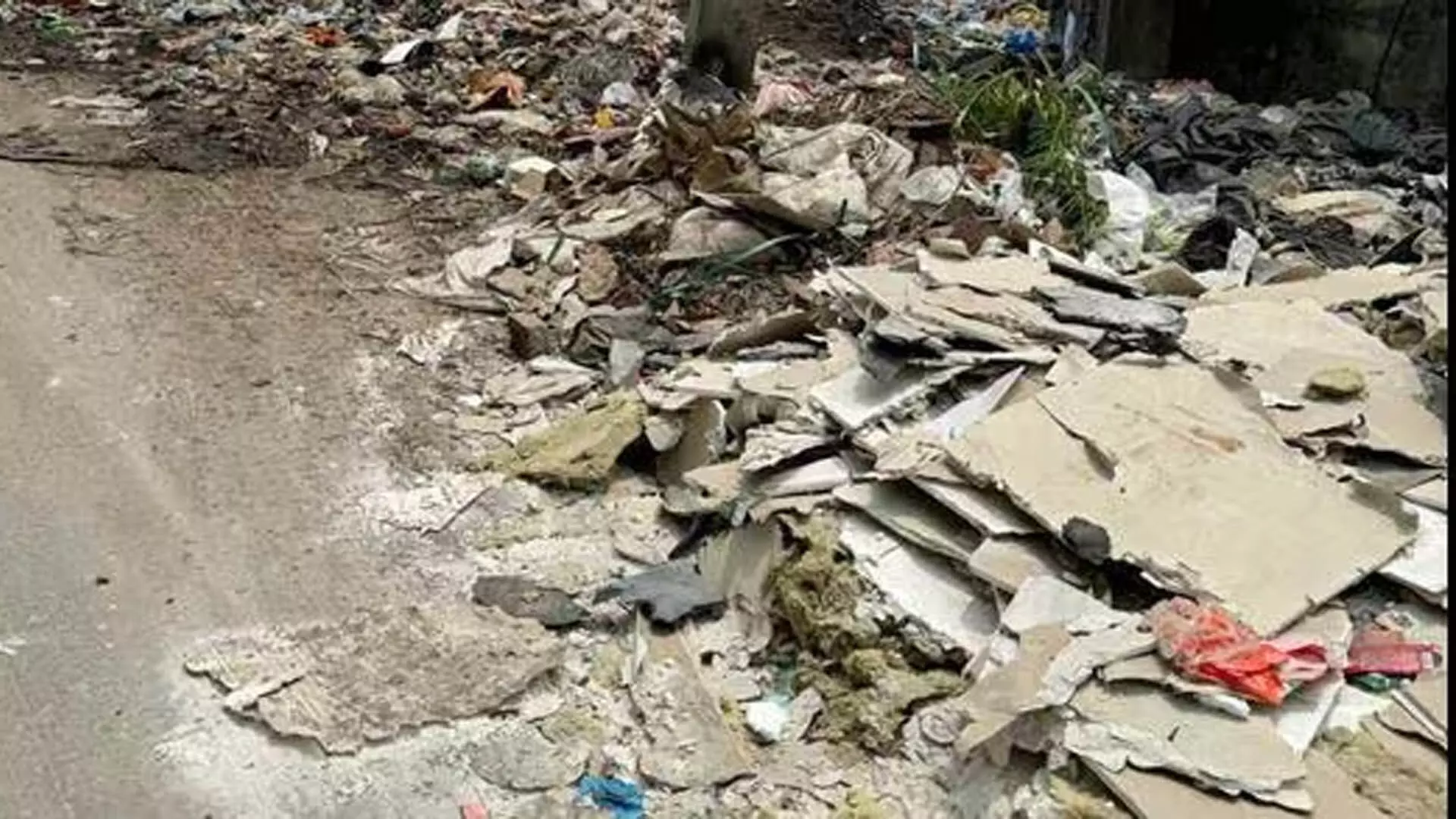 Gurgaon: गुरुग्राम में निजी सड़क सफाई एजेंसियां ​​अवैध कचरा डंपिंग से जूझ रही