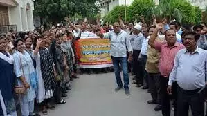 UTTARPRADESH : अलीगढ़ में ऑनलाइन अटेंडेंस का विरोध जारी