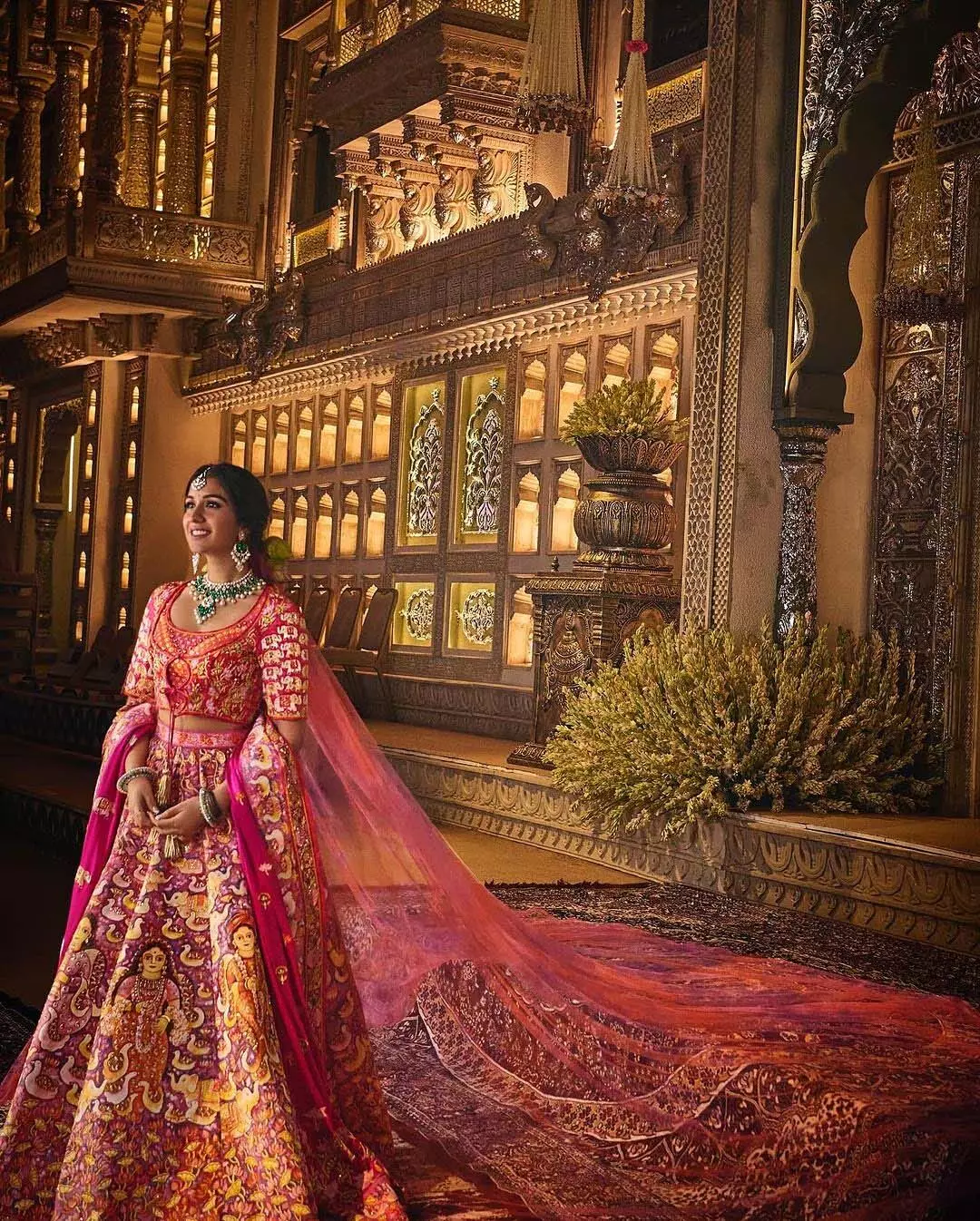 Radhika ने शुभ  आशीर्वाद रस्म में असली सोने की लहंगा पहनी