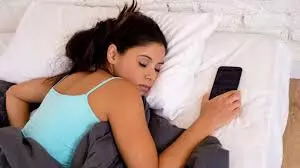 LIFESTYLE : फोन पास रखकर सोने से भी होता है कैंसर?