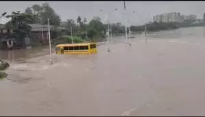 महाराष्ट्र: ठाणे में भारी बारिश ने बढ़ाई लोगों की मुश्किल, उफान पर कामवारी नदी; स्कूल बस डूबी