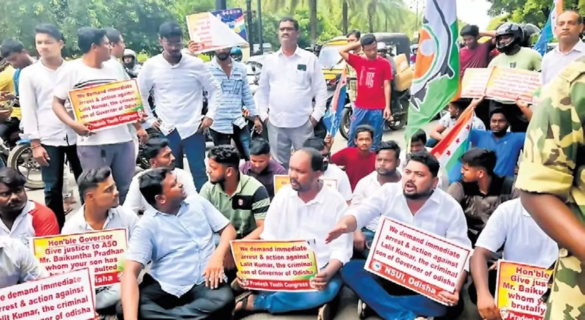 Odisha: बीजद और कांग्रेस ने राज्यपाल के बेटे की गिरफ्तारी की मांग की