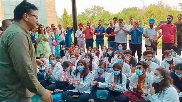 Faridkot: चिंतपूर्णी कॉलेज के छात्रों ने खराब शिक्षण और बुनियादी ढांचे के खिलाफ किया प्रदर्शन