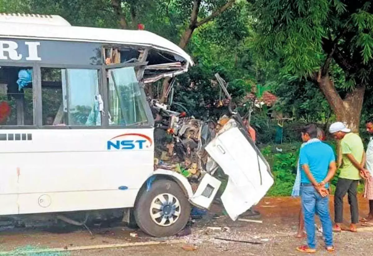Odisha में NH-18 पर पर्यटक बस-ट्रक की टक्कर में तीन की मौत, 20 घायल