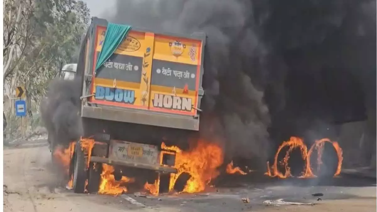 Accident: दो ट्रकों के बीच जोरदार टक्कर, लगी भीषण आग