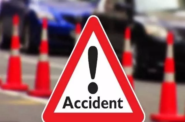 Accident: कार और ट्रक के बीच टक्कर, 3 लोगों की मौत, 4 घायल