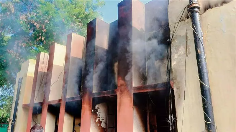 HARYANA : ओढां स्कूल में लगी आग, छात्रों का 27 साल का रिकॉर्ड जला