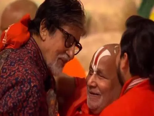 अनंत-राधिका के शुभ आशीर्वाद समारोह में Amitabh Bachchan ने स्वामी रामभद्राचार्य से आशीर्वाद लिया