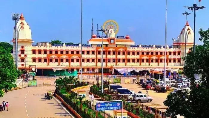 Varanasi: रेलवे बनारस स्टेशन के प्रथम प्रवेश द्वार पर दुकानें आवंटित करेगा