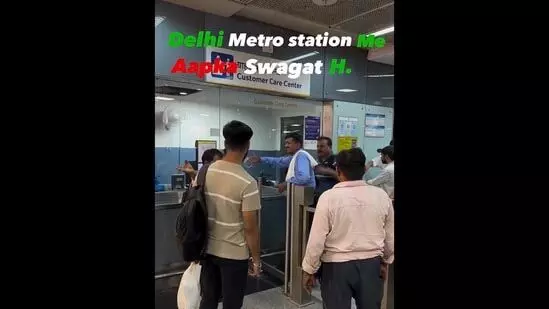Delhi Metro पर राहगीर को थप्पड़ मारा गया, इंटरनेट पर प्रतिक्रियाएं