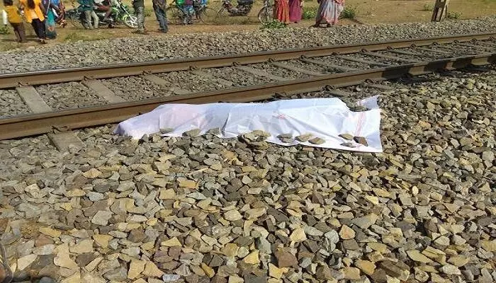 Jamshedpur : ट्रेन के आगे कूदकर अधेड़ ने की आत्महत्या