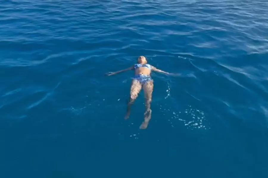 VIDEO : गहरे समुद्र में तैरती दिखी बॉलीवुड की मशहूर अभिनेत्री