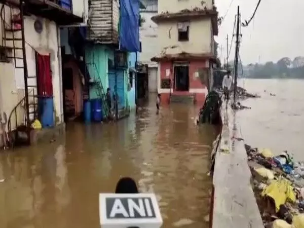 Maharashtra के भिवंडी में कामवारी नदी उफान पर, घरों में घुटनों तक पानी भरा