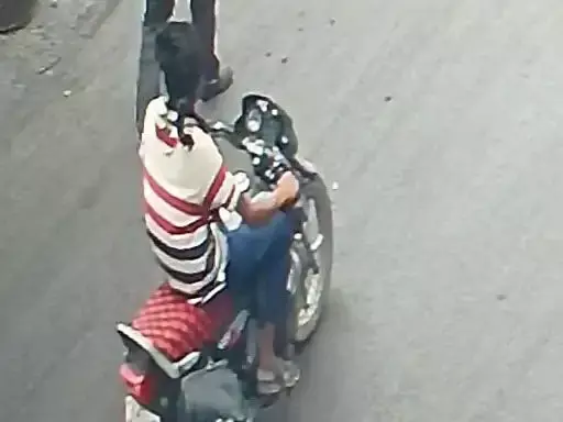 मुंह ढंके शातिर ने उड़ाया बाइक, चोरी की वारदात CCTV कैमरे में कैद