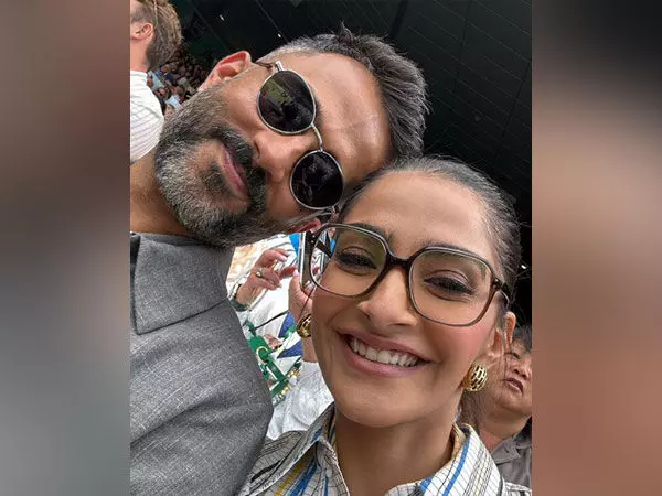 Sonam Kapoor और आनंद आहूजा का वीडियो वायरल, पति-पत्नी दोनों ने ही फॉर्मल कपड़े पहने