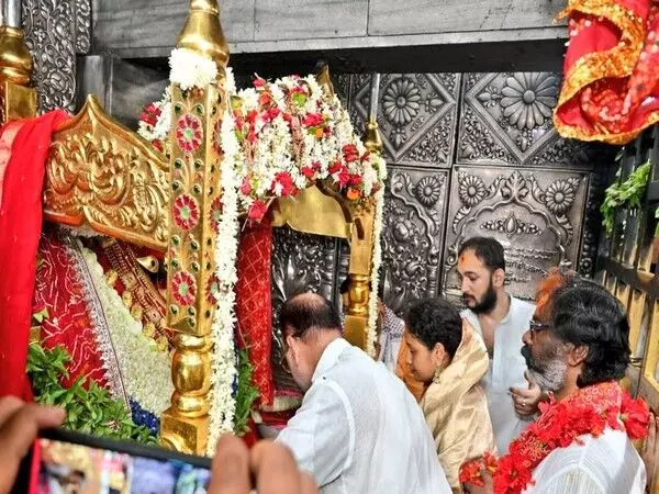 CM Hemant Soren ने मिर्जापुर में मां विंध्यवासिनी मंदिर में पूजा-अर्चना की