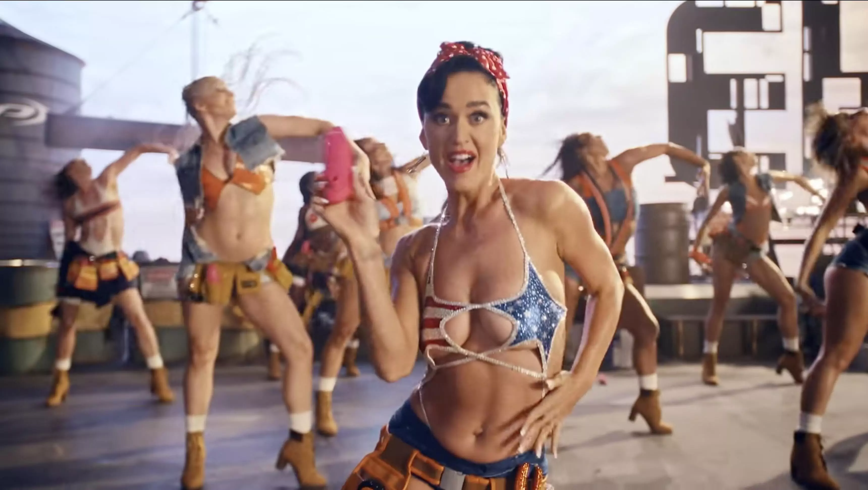 Katy Perry ने वूमन वर्ल्ड वीडियो का बचाव किया