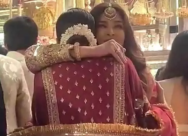 Anant-Radhika’s wedding: ऐश्वर्या राय, दीपिका पादुकोण ने एक-दूसरे को गले लगाया