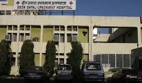 DEENDAYAL HOSPITAL : सब जानते हैं पार्किंग अवैध है, कार्रवाई फिर भी नहीं