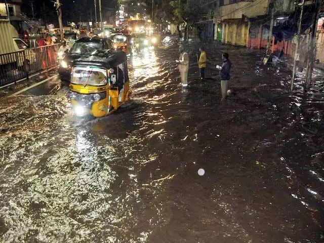 Hyderabad में भारी बारिश से जलभराव,भाजपा ने कांग्रेस बीआरएस पर निशाना साधा
