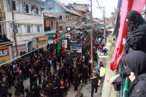 जम्मू-कश्मीर: श्रीनगर में 8वें मुहर्रम के जुलूस में हजारों लोग हुए शामिल