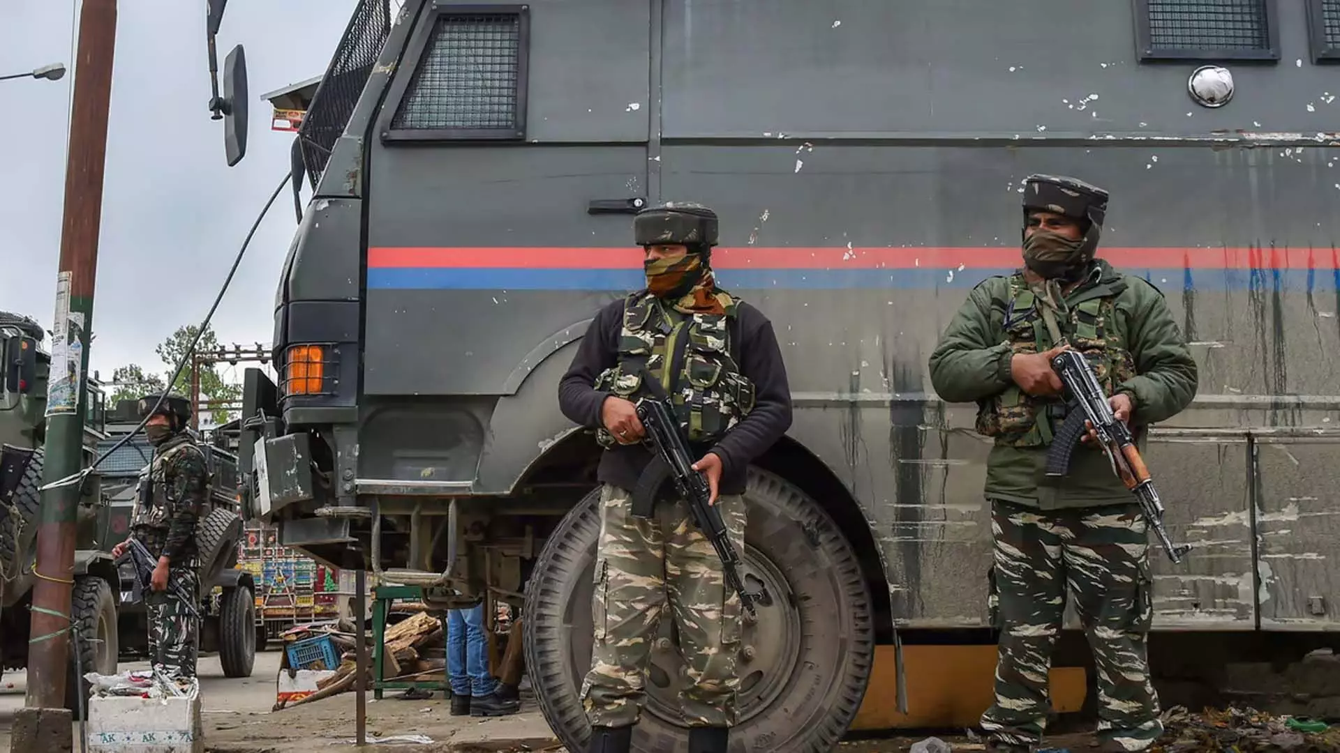 Kashmir News: घुसपैठ की कोशिश नाकाम, सेना ने तीन आतंकवादियों को मार गिराया