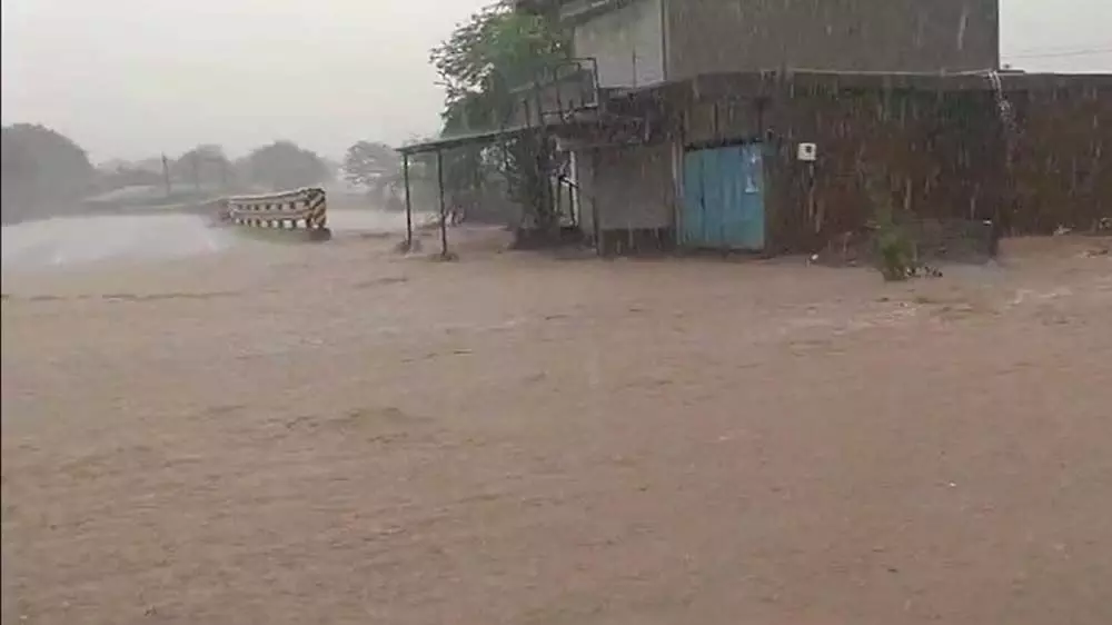 Gujarat : सूरत के उमरपाड़ा तालुक में भारी बारिश, कई निचले स्तर के रास्ते जलमग्न हो गए