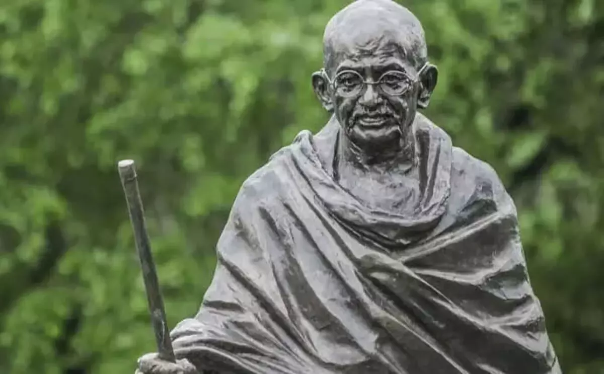Assam : महात्मा गांधी की मूर्ति विवाद पर तिनसुकिया डीसी का स्पष्टीकरण