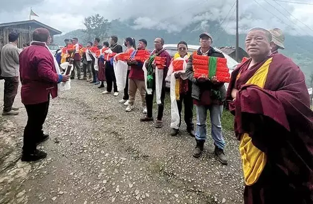 Arunachal : एसएसएस ने मठ को पवित्र ग्रंथ दान किया