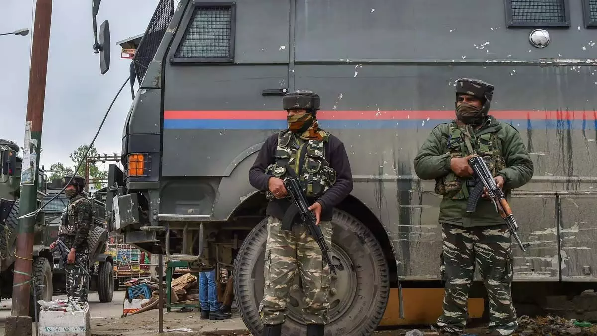 Kashmir में घुसपैठ की कोशिश नाकाम, सेना ने तीन आतंकवादियों को मार गिराया