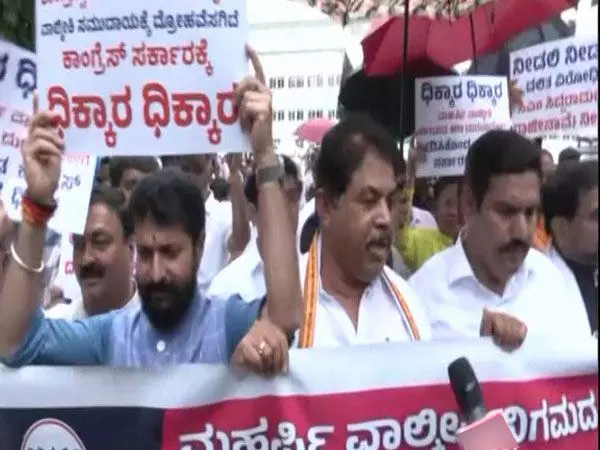 Karnataka BJP ने विधान सौध में वाल्मीकि घोटाले का विरोध किया, कांग्रेस ने किया पलटवार