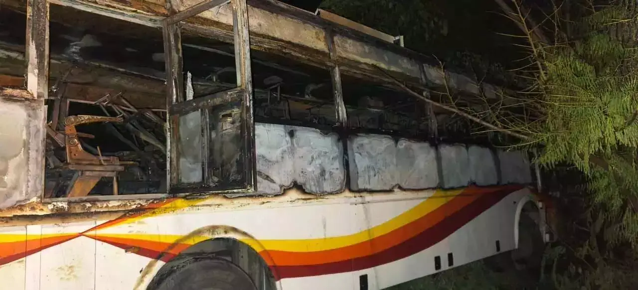 जादचेरला में टक्कर के बाद APSRTC बस में लगी आग