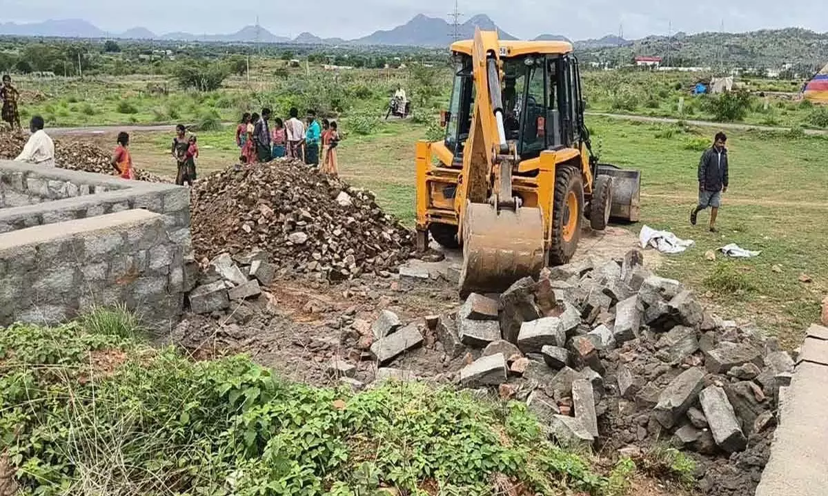 MLA Kandikunta ने कादिरी कस्बे में अवैध भूमि कब्जों के खिलाफ त्वरित कार्रवाई की